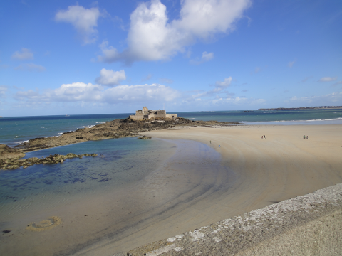 vor Saint Malo bei Ebbe