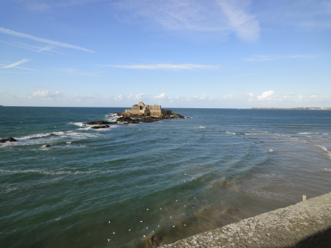 vor Saint Malo bei Flut