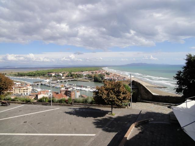 Blick auf Hafen und Strand