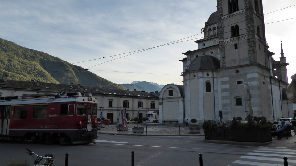 Tirano mit Bahn und Kirche