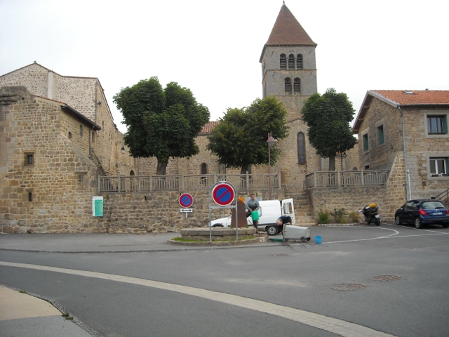 Kirchplatz Rozier. Brunnen mit Handpumpe