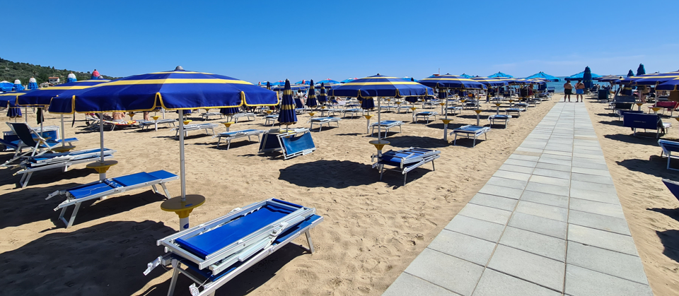 Strand mit Sonnenschirmen